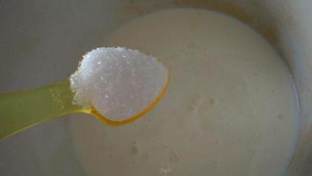 Pancake dengan kefir asam (kedaluwarsa).