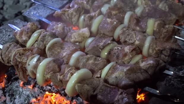 Qui d’autre ne sait pas comment bien griller un kebab ?