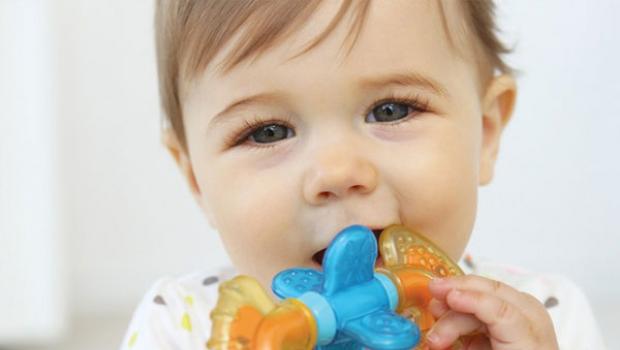 When to give your baby a rattle?